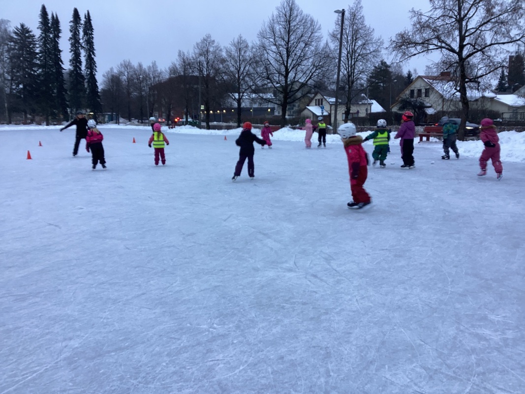 Luistelemassa. Leikittiin jäämiestä. Harjoiteltiin jarruttamista