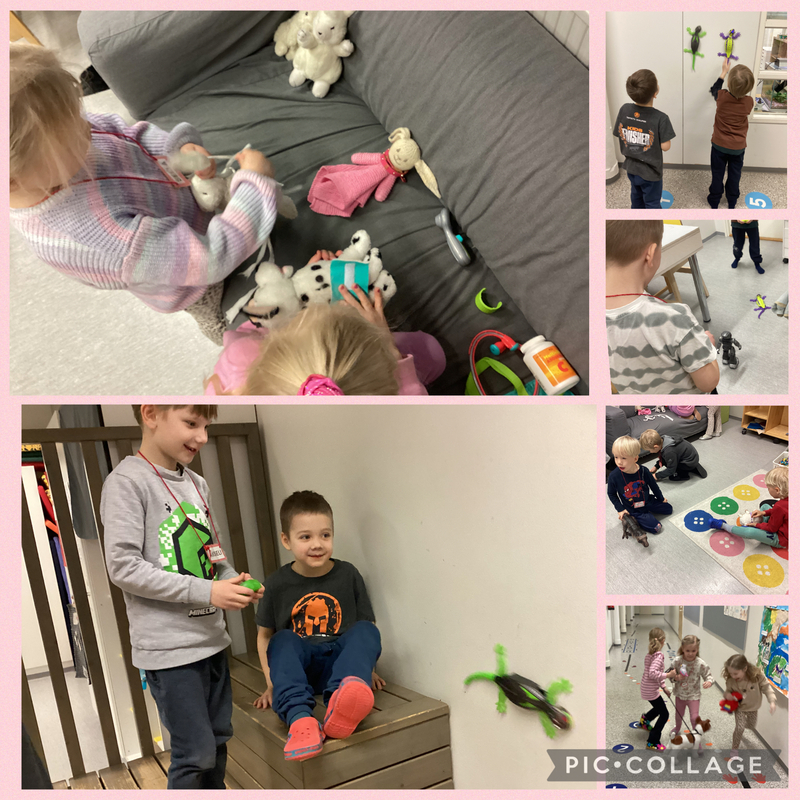 Lapset leikkivät erilaisilla leluilla.