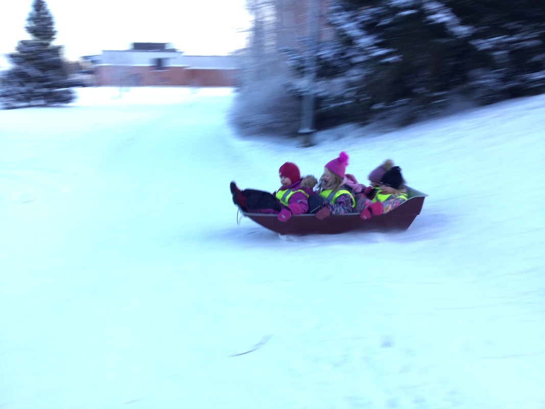 14F15B8F-5DF7-4B10-883F-EFAB512BD5D1.jpeg Lapset laskevat mäkeä isolla pulkalla