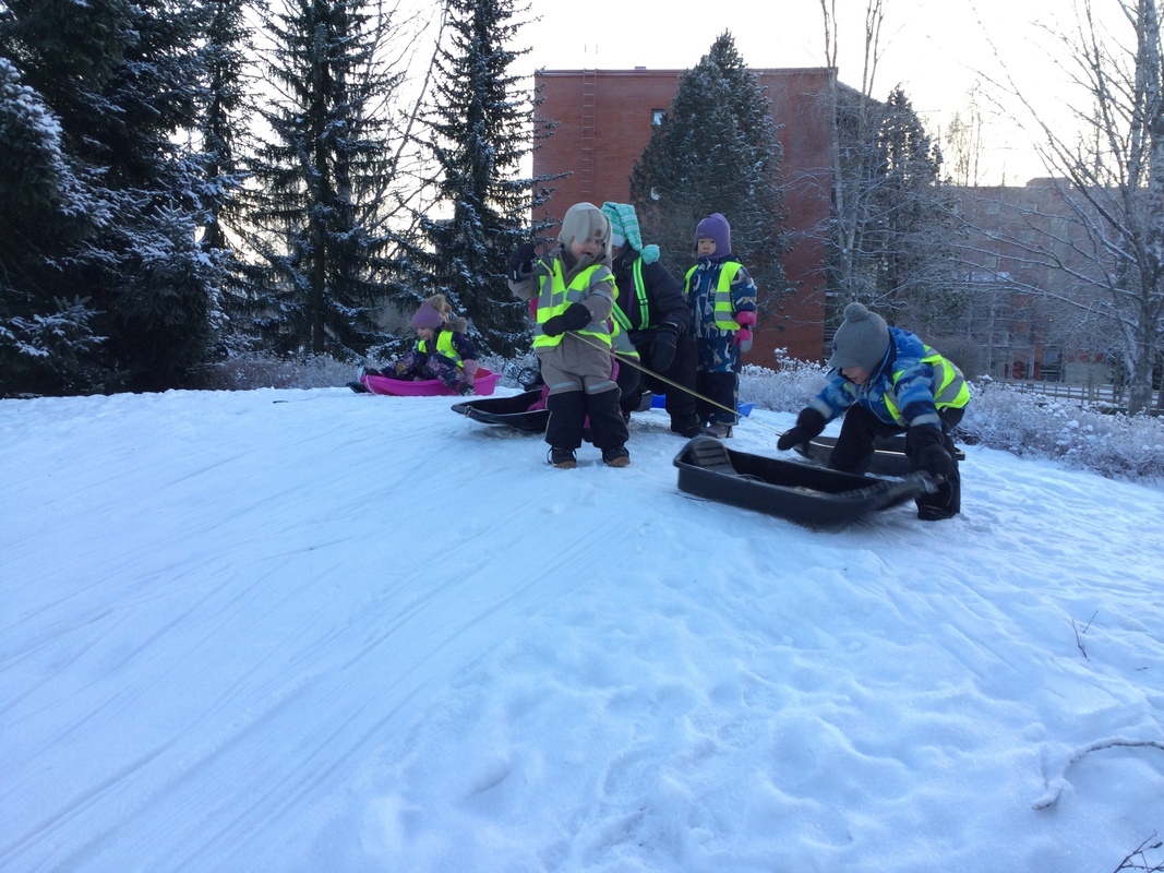 3A39B722-915F-4374-B2CC-88FF87D59B64.jpeg Lapsia pulkkamäessä
