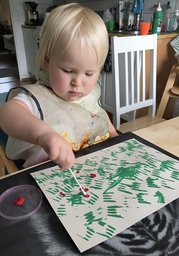 Lapsi maalaa puolukoita.