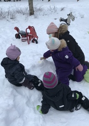 Teimme lasten kanssa tulivuoren lumesta, ruokasoodasta, elintarvikeväristä ja etikasta.