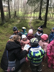 Lapset opettelevat tunnetaitoja metsässä.