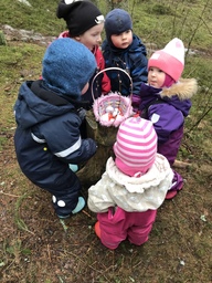 Lapset löysivät metsästä korin, jossa oli pääsiäismunia.
