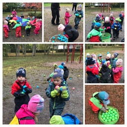 Lapset touhuavat pikkupallojen ja leikkivarjon kanssa.