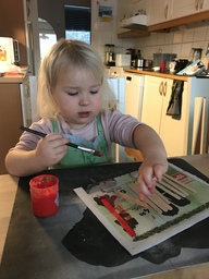Lapsi maalaa.