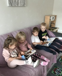 Lapsia katselemassa kirjoja