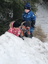 Lapsia lumivallilla