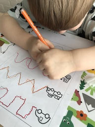 Lapsi tekee kynätehtäviä
