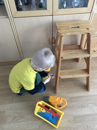 Lapsi leikkimässä remonttimiestä