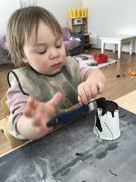 Lapsi maalaa