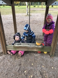 Lapset leikkivät puistossa