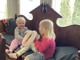Lapset supsuttelevat sohvalla