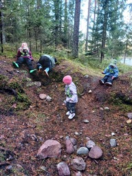 Lapset leikkivät metsässä