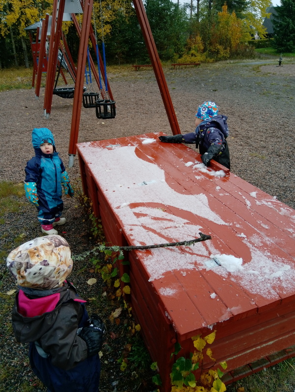 Lapset ihmettelevät ensilunta puistossa