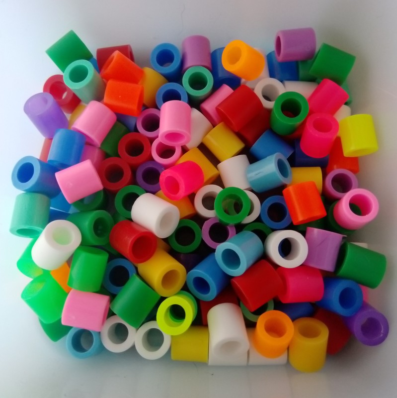 Erivärisiä hamahelmiä