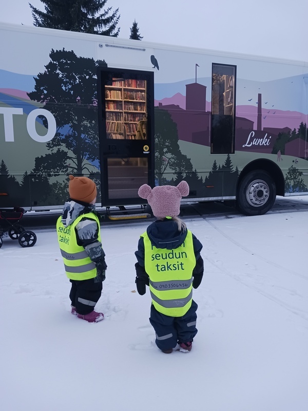Lapset kirjastoauton ovella