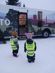 Lapset kirjastoauton ovella