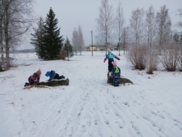 Lapset hyppäämässä alas kiveltä