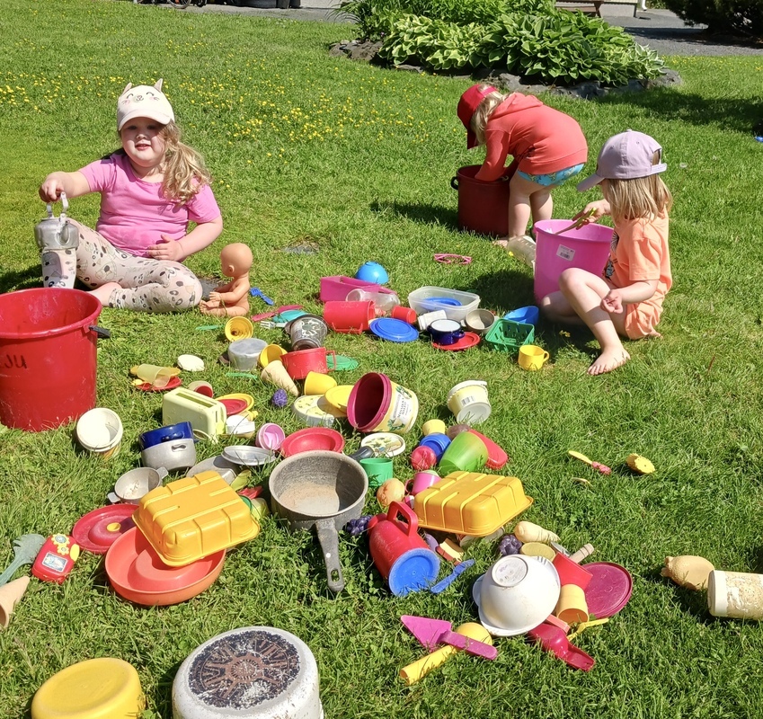 Lapset pesemässä ulkoleluja