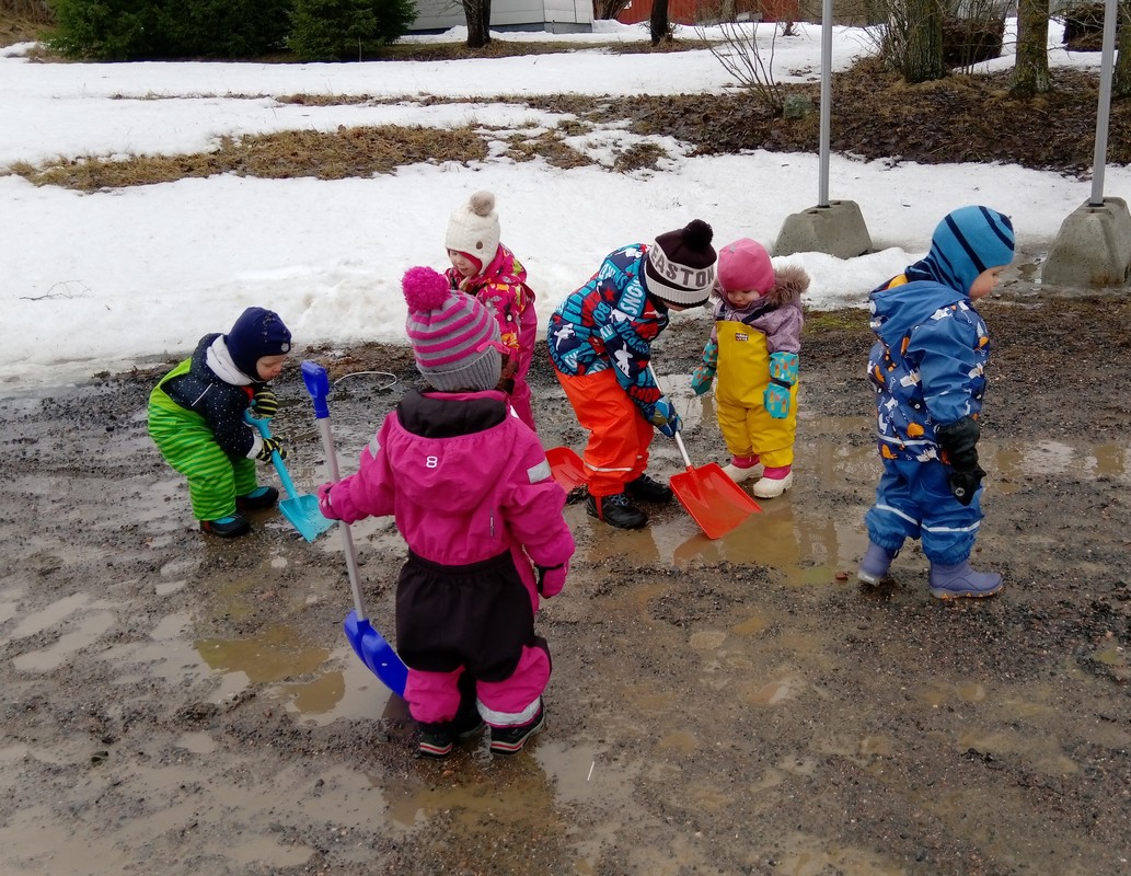 Lapset kuraleikeissä