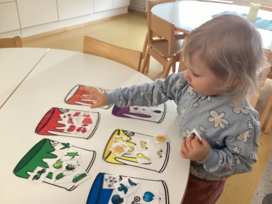 Lapsi pelaa lajittelupeliä