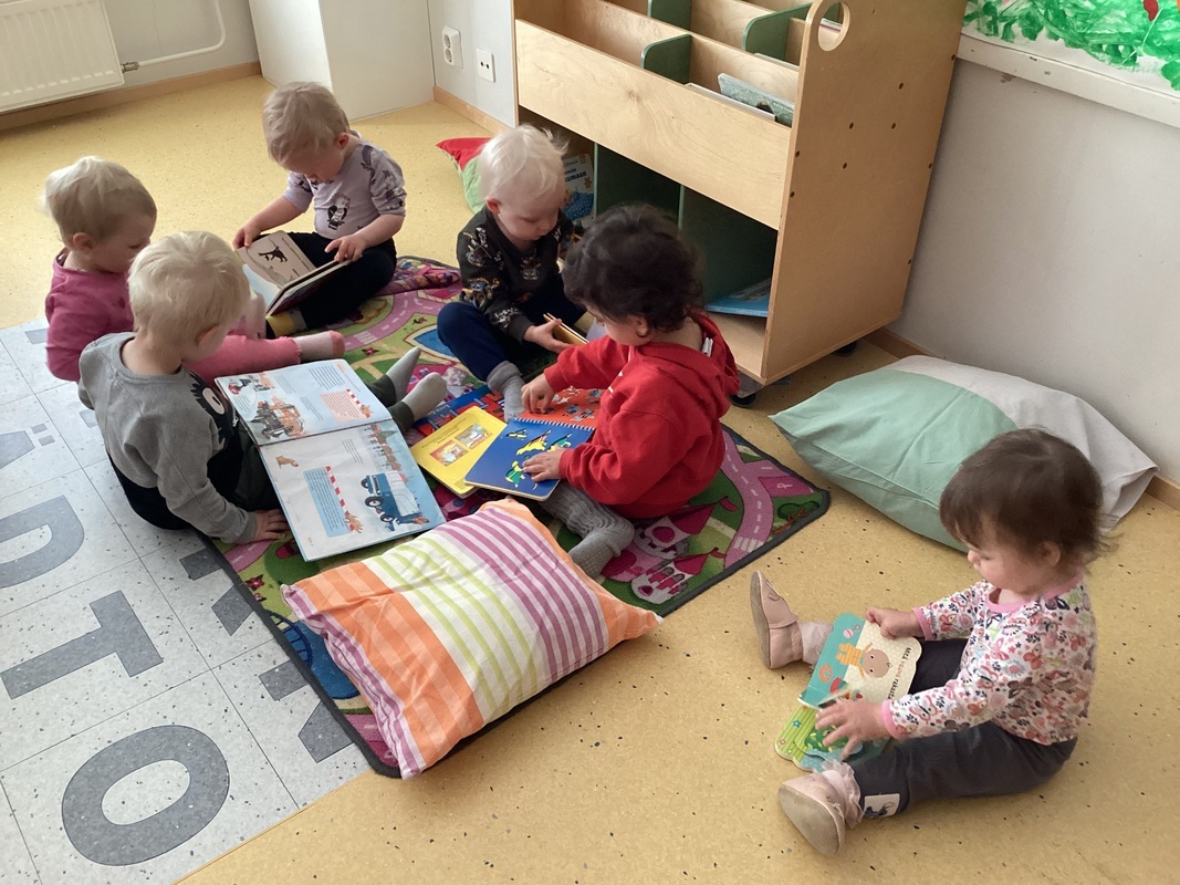 Lapset selailevat kirjoja
