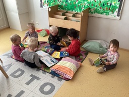 Lapset lukemassa kirjoja