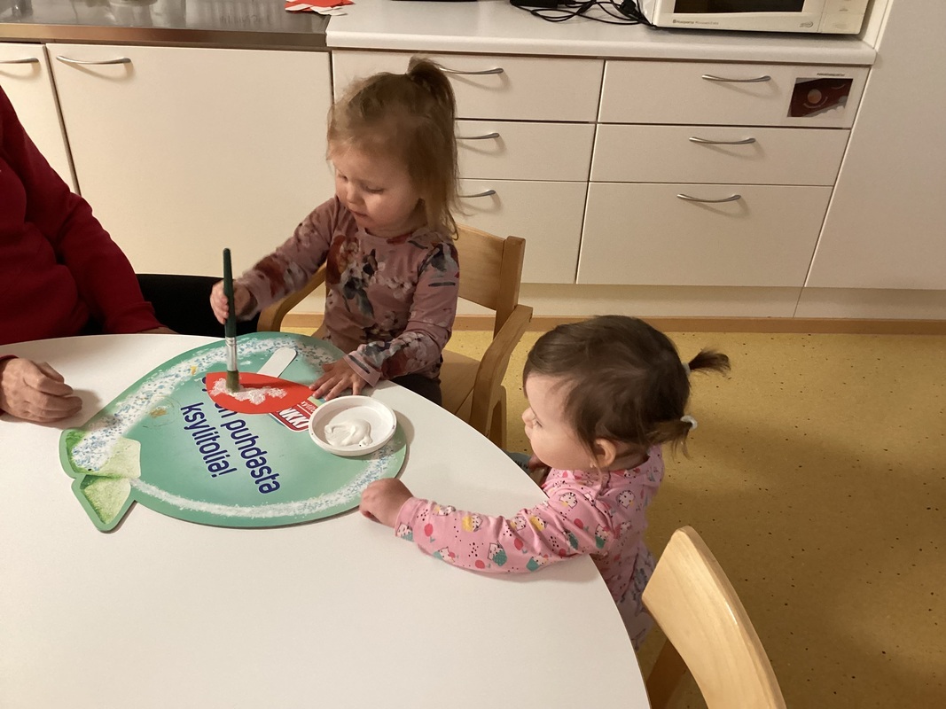 Lapsi maalaa kärpässienelle pilkkuja