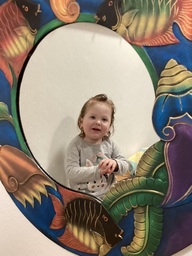 Lapsi peilailee saunan jälkeen