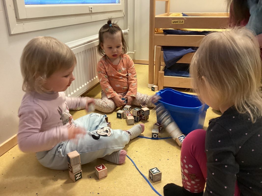 Lapset rakentelevat palikoilla torneja