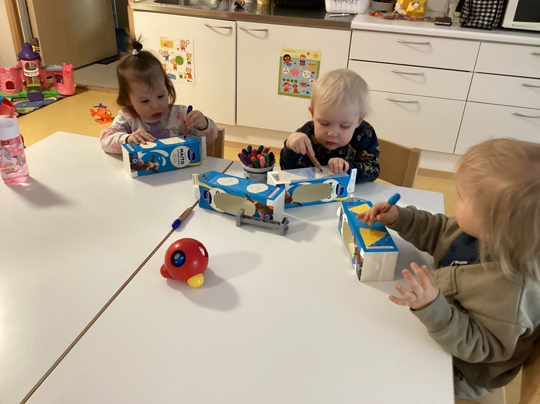 Lapset koristelevat sisäsuksia