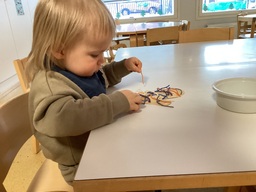 Lapsi askartelee lapasta