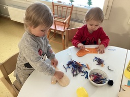 Lapset askartelemassa lapasia