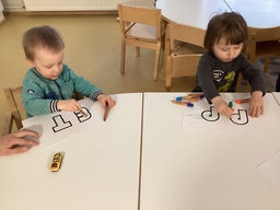 Lapset värittävät kirjaimia
