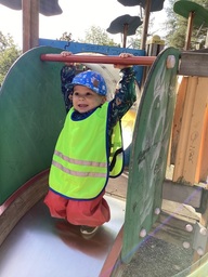 Lapsi laskee liukumäkeä