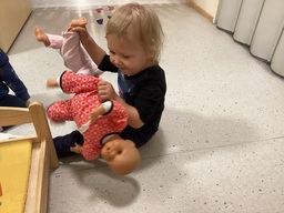 Lapsi leikkii nukeilla