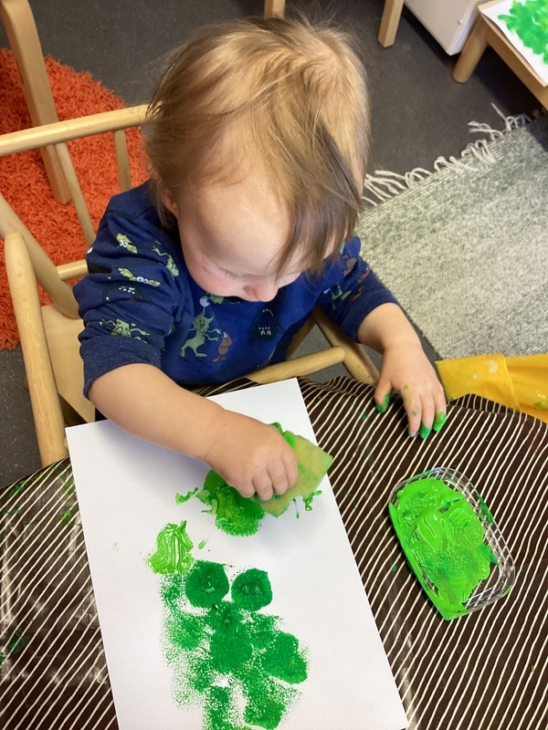 Lapsi maalaa pihlajapuuta