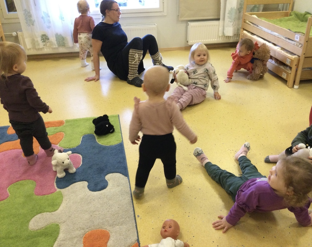 Lapset jumppaavat nallejen kanssa
