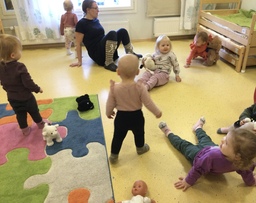 Lapset jumppaavat nallejen kanssa