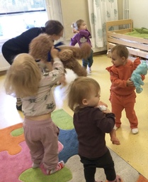Lapset tanssivat nallejen kanssa