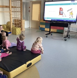 Lapset kuuntelevat kirjaa smart taululta
