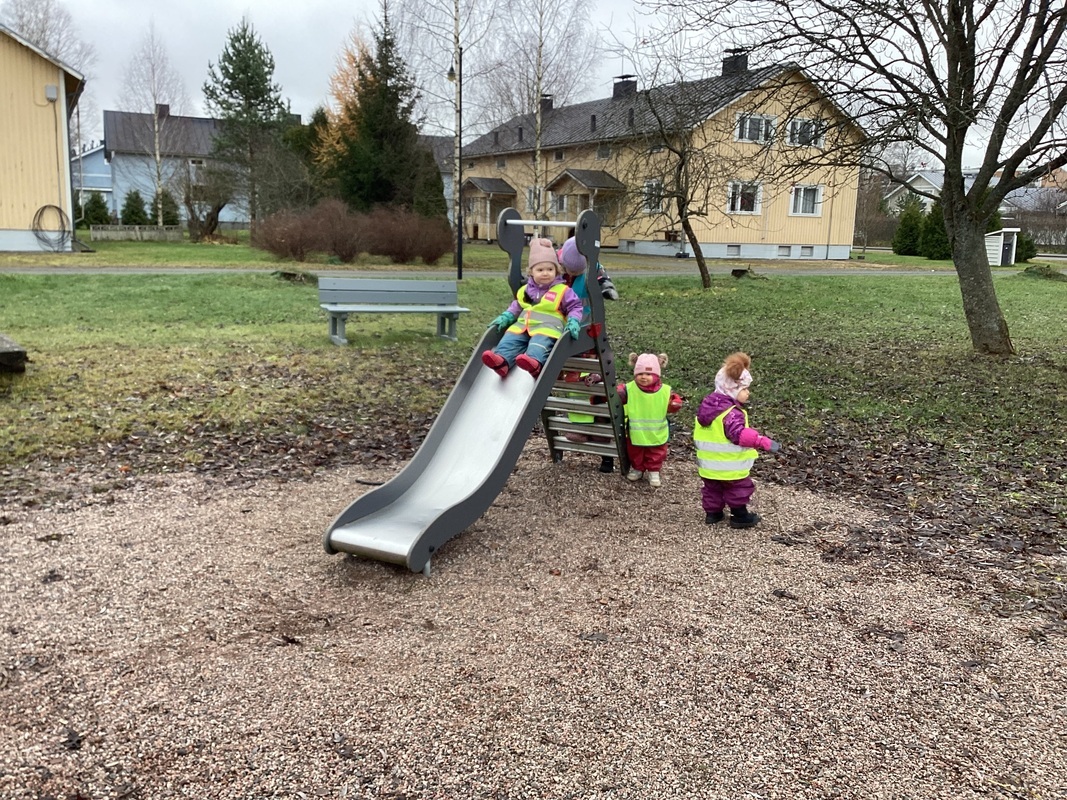 Lapset laskevat liukumäkeä