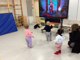 IMG_2463.jpeg Lapset harjoittelevat joululauluja-ja leikkejä