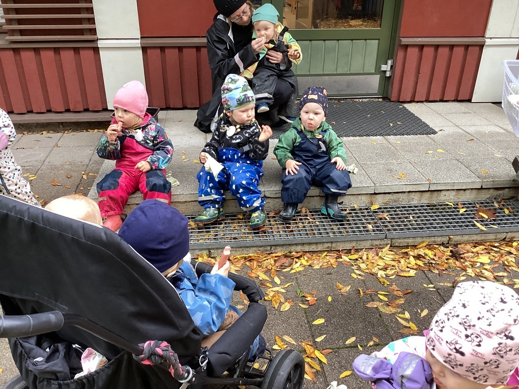 Lapset syövät makkaraa