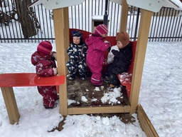 Lapset leikkivät ulkona.