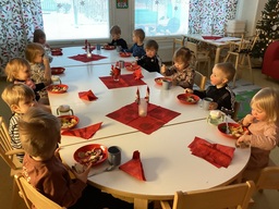 Päiväkodin lapset syövät jouluruokaa.