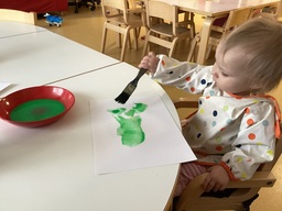 Lapsi maalaa.