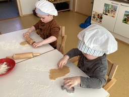 Lapset leipovat pupukeksejä.