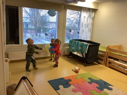 Päiväkodin lapset leikkivät ilmapalloilla.